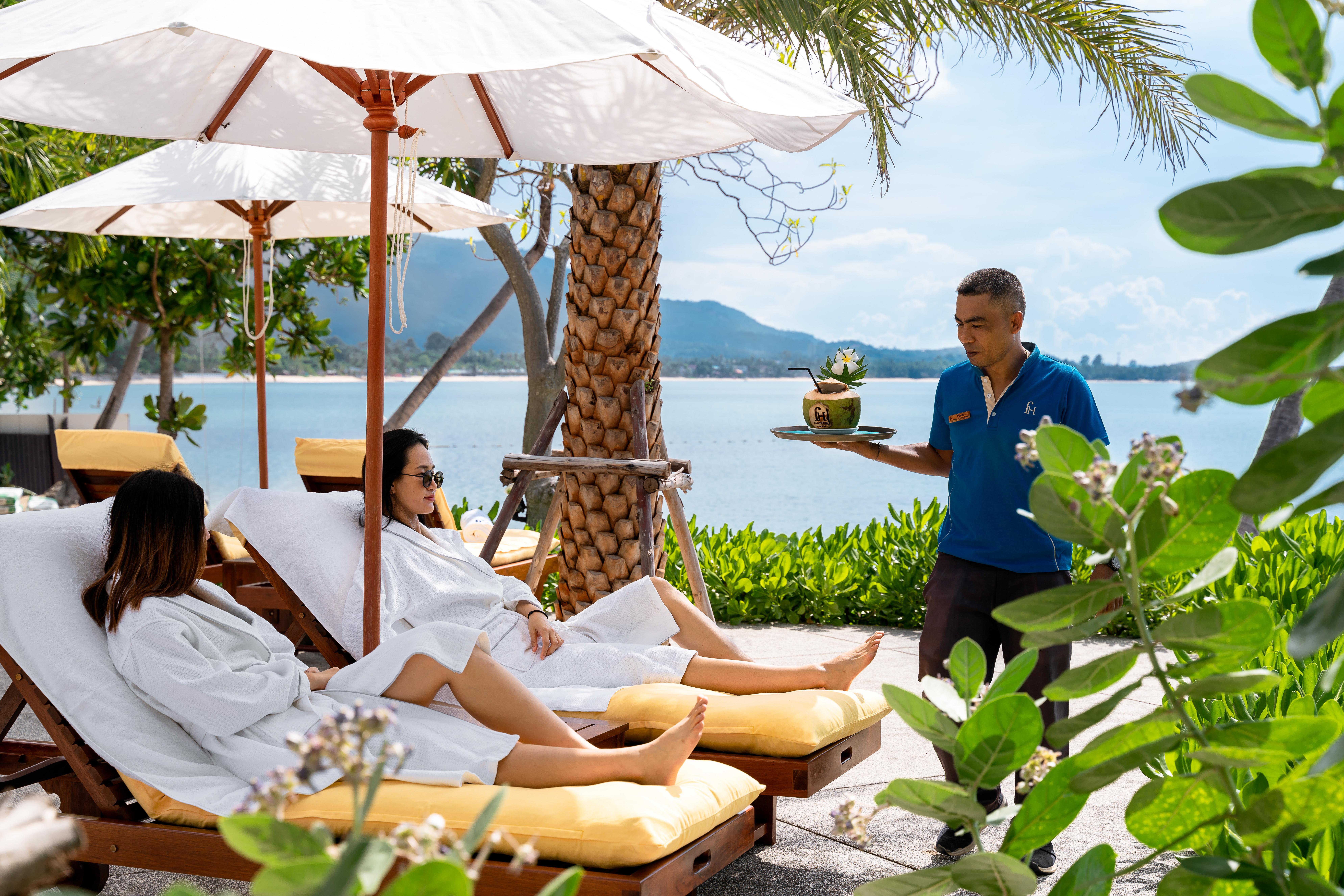 Fair House Villas & Spa, Koh Samui Mae Nam Exterior photo A butler serving guests at a resort